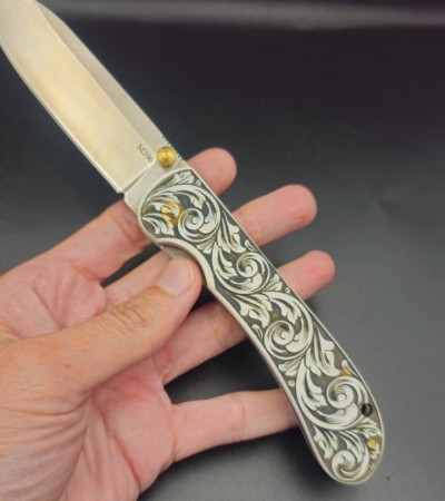 M390 TOZ METALURJİK  GRAVÜRLÜ KABZA KİLİTLİ ÇAKI