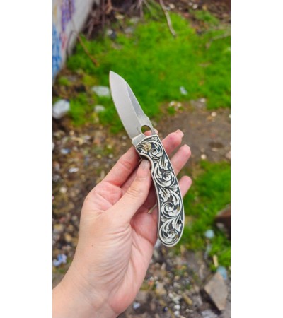 M390 TOZ METALURJİK  GRAVÜRLÜ KABZA KİLİTLİ ÇAKI