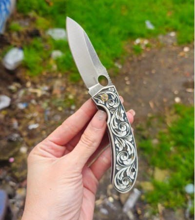 M390 TOZ METALURJİK  GRAVÜRLÜ KABZA KİLİTLİ ÇAKI