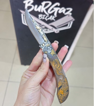 N690 ALTIN KAPLAMALI EJDERHA GRAVÜRLÜ KİLİTLİ ÇAKI