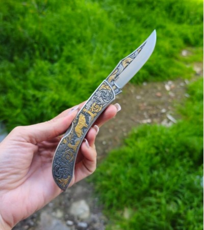 N690 ALTIN KAPLAMALI KURT GRAVÜRLÜ KİLİTLİ ÇAKI