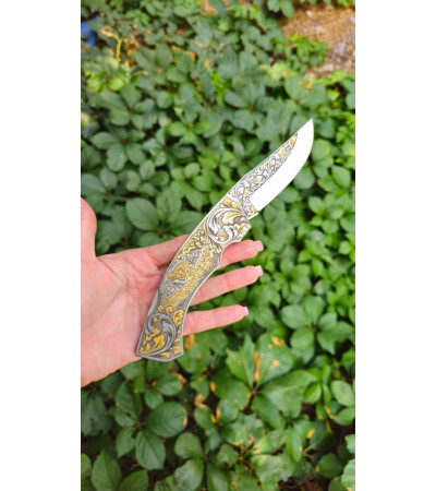 M390 TOZ METALURJİK KİLİTLİ ÇAKI AMERIKAN MODEL GRAVURLU ALTIN KAPLAMALI
